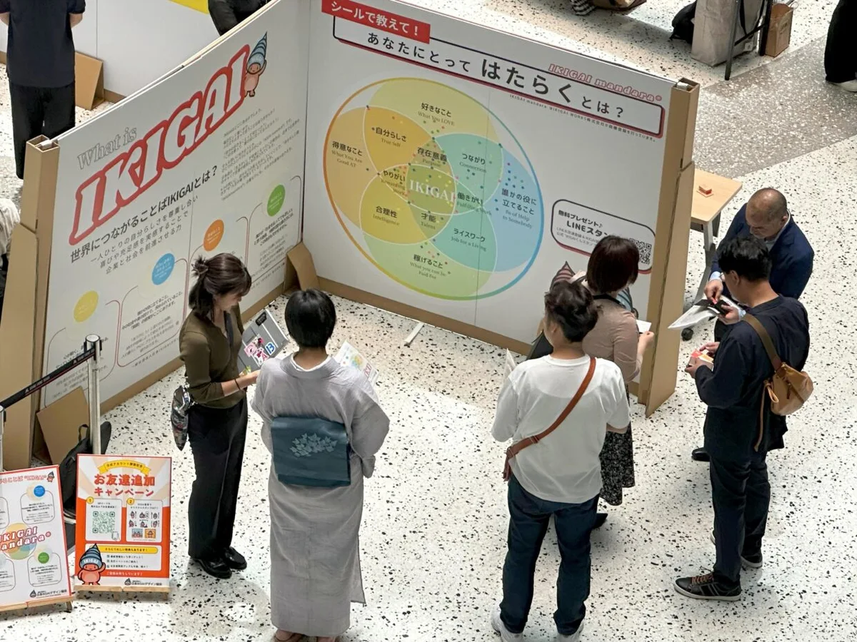 エシカルエキスポのIKIGAI展示を囲む来場者