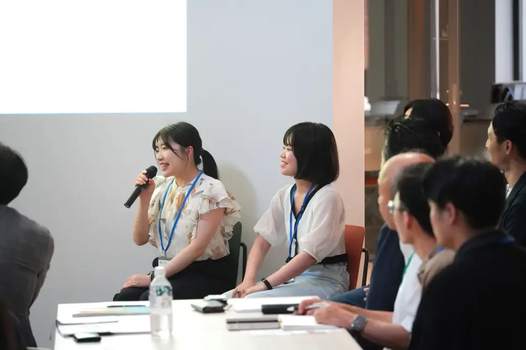 共創サミットでマイクを持って発言する参加者