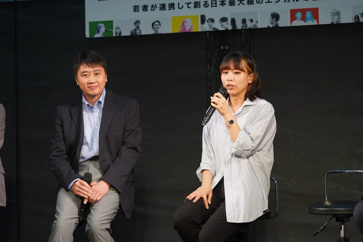 エシカルエキスポ2024のステージで発言する学生