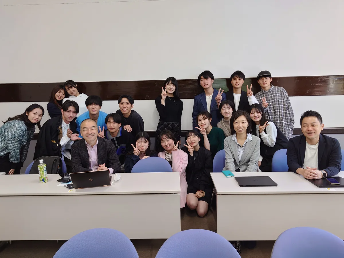 かちぞうゼミの教室に集まった学生と企業の参加者