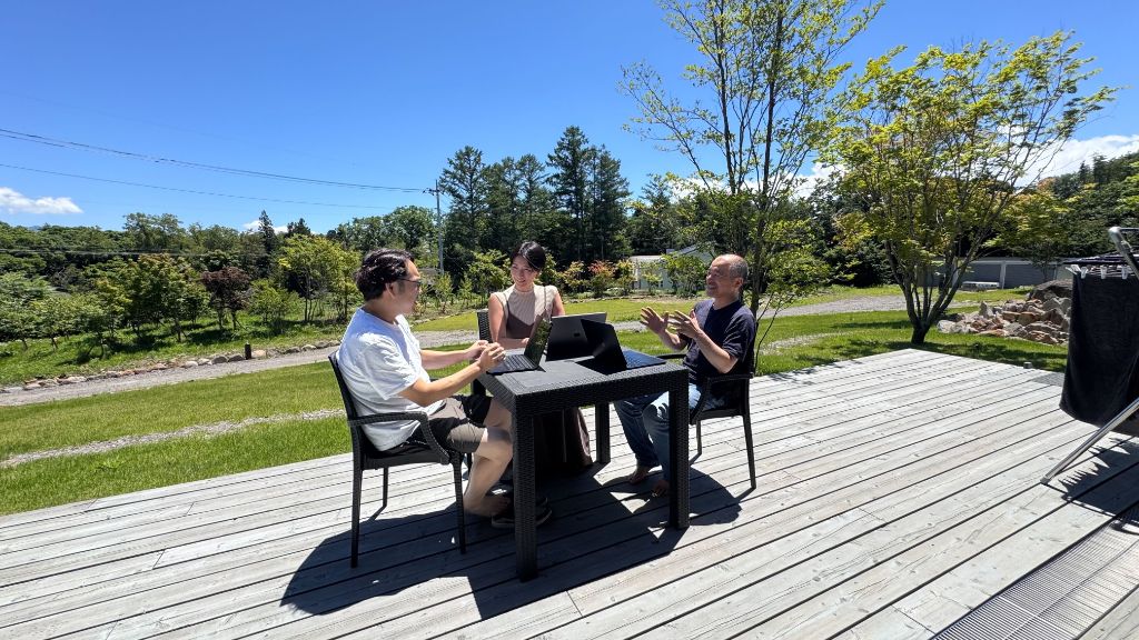 屋外デッキでのディスカッション